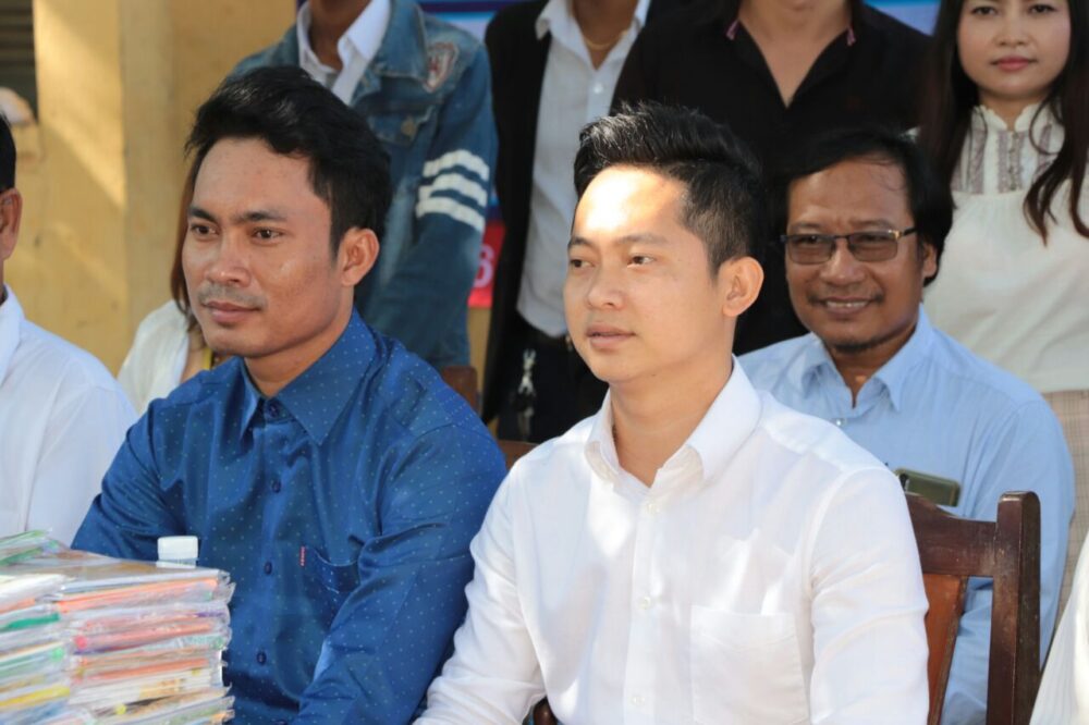 តារាសម្ដែង ស្រេង ឈាងឡេង នាំយកអំណោយសប្បុរធម៌ចែកជូនចាស់ៗ និងក្មេងៗទីទាល់ក្រនៅកំពង់ស្ពឺ