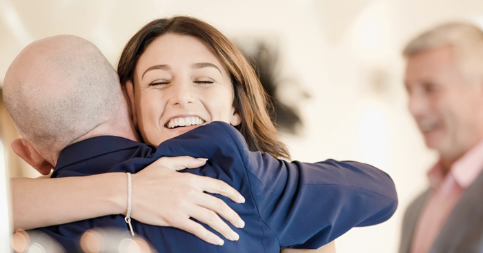 4 ហេតុផល​ដែល​បង្ហាញថា ហេតុ​អីបានការ​ឱប គឺជា​រង្វាន់​ដ៏​ល្អ​បំផុត?