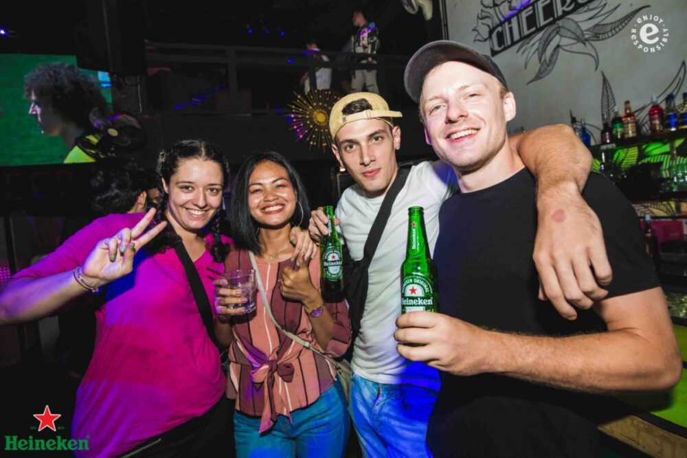 កម្មវិធី​បញ្ចាំង​ការប្រកួត​វគ្គ​ផ្តាច់ព្រ័ត្រ​យូ​ហ្វា​ឆាម​ពាន​លី​គ​របស់​ស្រា​បៀរ​ ​HEINEKEN​ ​ក្នុង​ក្រុងភ្នំពេញ​ ​និង​សៀមរាប​ ​ទទួល​បាន​ជោគជ័យ​យ៉ាង​ខ្លាំង​