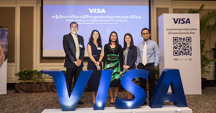 ប្រជាជនកម្ពុជាកំពុងទទួលយកការទូទាត់ប្រាក់តាមរយៈឌីជីថល ដែលជាមធ្យោបាយថ្មីក្នុងការទូទាត់