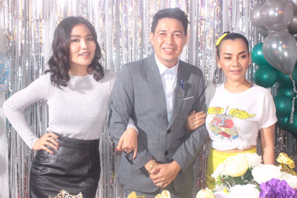 តារាល្បីៗបង្ហាញវត្តមានថ្ងៃពិសេសរបស់អ្នកដឹកនាំសម្តែង