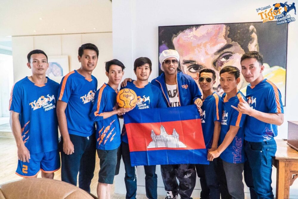 ជំនួបផ្ទាល់កំពូលកីឡាករបាល់ទាត់លំដាប់ថ្នាក់ពិភពលោក“RONALDINHO” និងក្រុមម្ចាស់ជើងឯកTIGER STREET FOOTBALL FESTIVAL 2019 នាទីក្រុងRio De Janeiro ប្រទេសប្រេស៊ីល