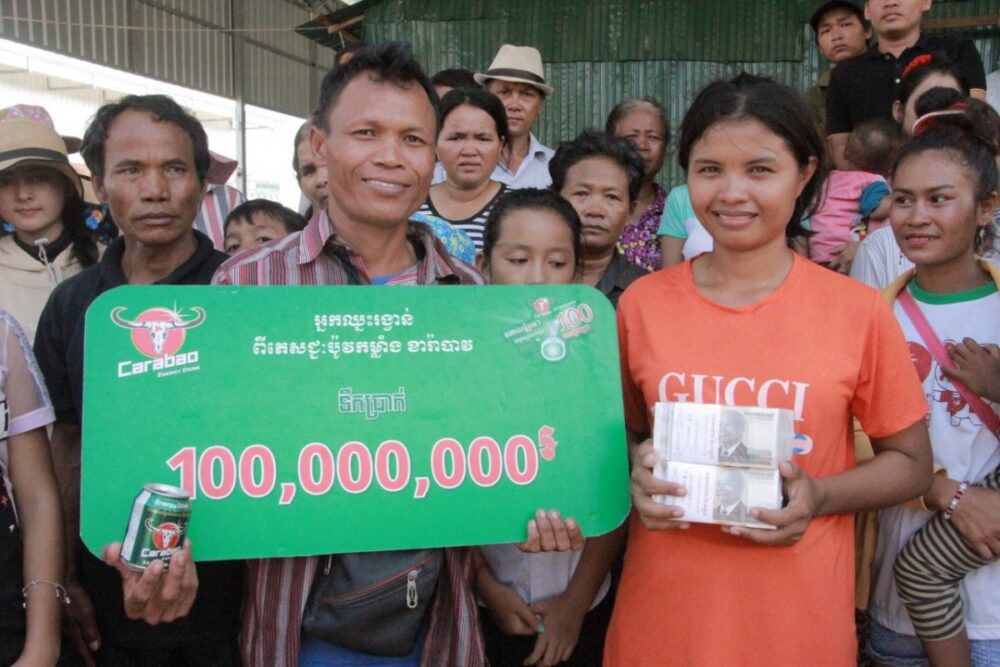 អ្នករើសអេតចាយដៃសំណាងម្នាក់នៅភ្នំពេញ ឈ្នះរង្វាន់១០០លានរៀលពី ភេសជ្ជៈប៉ូវកម្លាំង ខារ៉ាបាវ