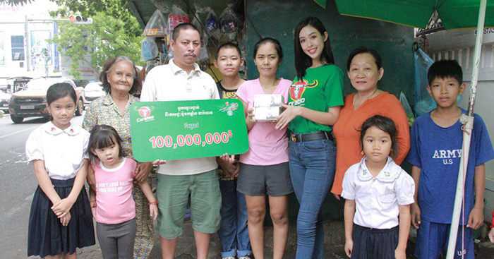 អាជីវករអ្នកលក់កាសែតម្នាក់នៅរាជធានីភ្នំពេញ ឈ្នះរង្វាន់ ១០០លានរៀលពីភេសជ្ជៈប៉ូវកម្លាំង ខារ៉ាបាវ