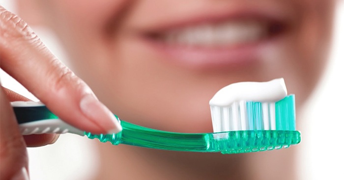 3​ វិធីដុសសម្អាតធ្មេញដែលលោកអ្នកយល់ខុសមករហូត