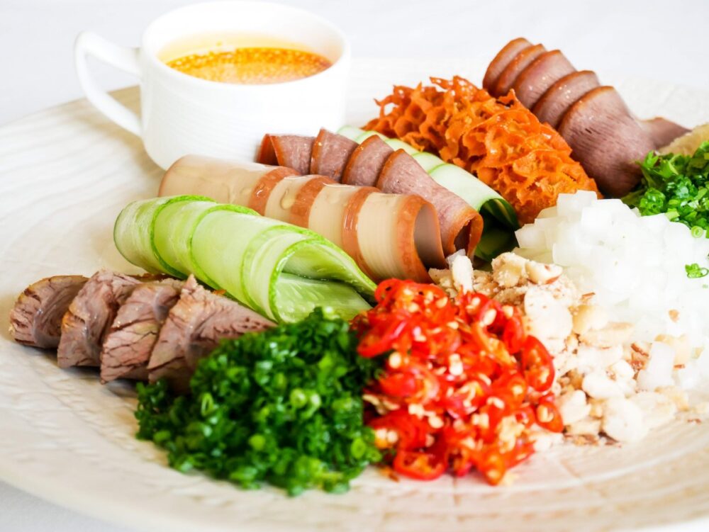 មូលហេតុ​ធំ​ ​៤​ ​យ៉ាងដែល​អ្នក​គួរតែ​មក​ភ្លក់​ ​“​ម្ហូប​ស៊ី​ឈួន​”​ ​នៅ​សណ្ឋាគារ​សូ​ហ្វី​តែល​ភ្នំពេញ​ភូ​គី​ត្រា​