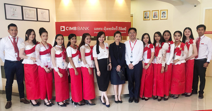 ប្រធាននាយកប្រតិបត្តិ នៃធនាគារ CIMB ចុះបម្រើសេវាកម្ម ដល់អតិថិជនដោយផ្ទាល់ ក្នុងទិវាថ្លែងអំណរគុណអតិថិជន