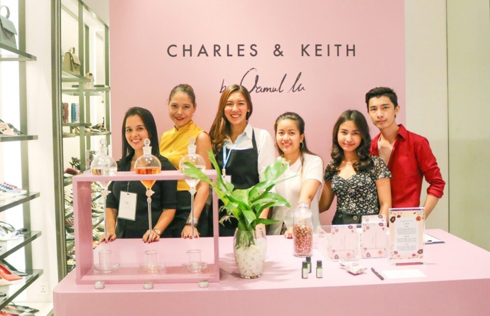 ការ​ដាក់​តាំង​បង្ហាញ​ ​នូវ​ការ​ច្នៃ​ដ៏​ប្រឌិត​ថ្មី​ដែល​មាន​ចំនួន​កំណត់​ដោយ​ ​ILLUSTRATOR​ ​OAMUL​ ​LU​ ​នៅ​ហាង​ ​CHARLES​ ​&​ ​KEITH​ ​សាខា​មហាវិថី​ព្រះសីហនុ​ ​នៅ​ភ្នំពេញ​ ​ប្រទេស​កម្ពុជា​