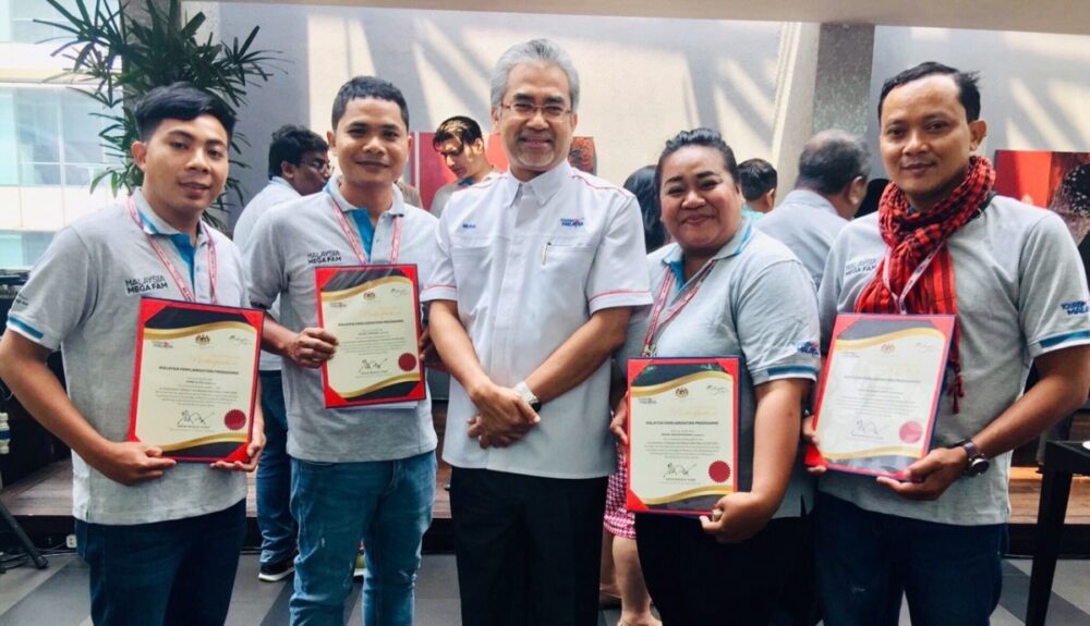 អ្នកសារព័ត៌មាន​ ​មក​ពី​ប្រទេស​ ​កម្ពុជា​ ​និង​អ្នកសារព័ត៌មាន​អន្តរជាតិ​​ទាំង​ ​20​ ​ប្រទេស​ផ្សេងគ្នា​ទទួល​បាន​វិញ្ញាបនបត្រ​ ​ពី​ប្រទេស​ម៉ាឡេស៊ី​ ​ក្នុង​ព្រឹត្តិ​ការណ៍​ ​Mega​ ​Fam​ ​