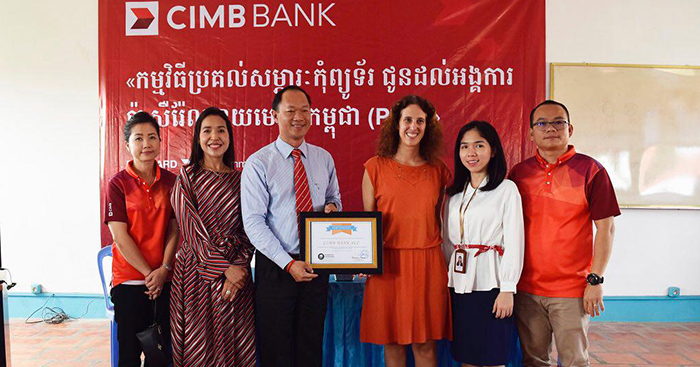 ធនាគារ CIMB ឧបត្ថម្ភសម្ភារៈកុំព្យូទ័រ ដល់អង្គការ PNC ដើម្បីលើកកម្ពស់វិស័យអប់រំ