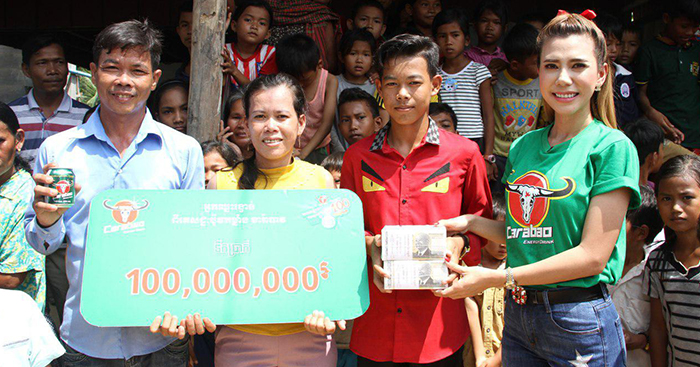 យុវសិស្សម្នាក់នៅខេត្តតាកែវ ឈ្នះរង្វាន់១០០លានរៀលពី ភេសជ្ជៈប៉ូវកម្លាំង ខារ៉ាបាវ