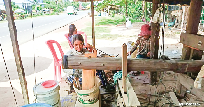 ដល់់​រដូវ​ដែល​ប្រជាពលរដ្ឋ​ចាប់ផ្តើម​មមាញឹក​ក្នុង​ការ​ប្រកបមុខរបរ​ដាល់អំបុក​លក់​ហើយ​