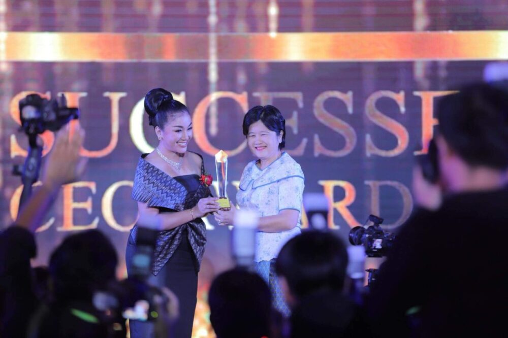 មិនធម្មតា​!​!​ ​ឌួង​ ​ហ្សូ​រី​ដា​ ​លើក​ពាន​ឆ្នើម​ប្រចាំឆ្នាំ​ក្នុង​កម្មវិធី​ ​«​ ​Successful​ ​CEO​ ​Award​ ​2019​ ​»​