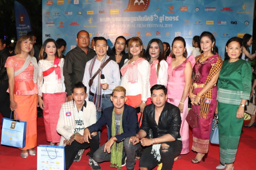 ទស្សនាការ​បង្ហាញ​ខ្លូន​តារា​សិល្បៈ​គ្រួសារ​តារា​កម្ពុជា​ក្នុង​ពិធី​បើក​មហោស្រព​ភាពយន្ដ​ជាតិ​លើក​ទី៦​