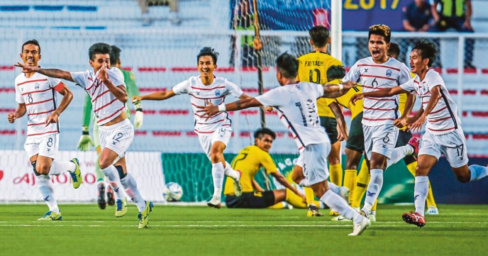 សៀង​ ​ចន្ធា​ ​ក្រសោប​ពាន​ចំនួន5​ ​ក្នុង​កម្មវិធី​ពានរង្វាន់​បាល់ទាត់​កម្ពុជា​