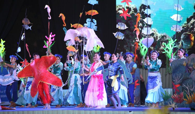 ភ្ញៀវ​ទេសចរ​ ​និង​ពលរដ្ឋ​ប្រមាណ​ ​90ម៉ឺន​នាក់​ ​បាន​មក​កម្សាន្ត​ពិធីបុណ្យ​សមុទ្រ​នៅ​ខេត្តកំពត​