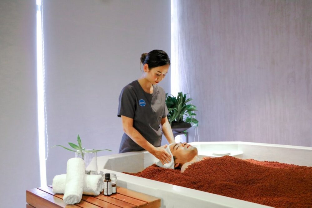 ​ ​មជ្ឈមណ្ឌល​វេជ្ជ​សាស្រ្ត​សិង្ហបុរី​កម្ពុជា​ ​(​SGMC​)​ ​ផ្ដល់​ជូន​នូវ​អំណោយ​ដល់​សុខភាព​ ​ក្នុង​រដូវ​បុណ្យ​នេះ​ដើម្បី​រលើ​ក​កម្ពស់​សុខភាព​និង​សុខុមាលភាព​សម្រាប់​ឆ្នាំ​ថ្មី​