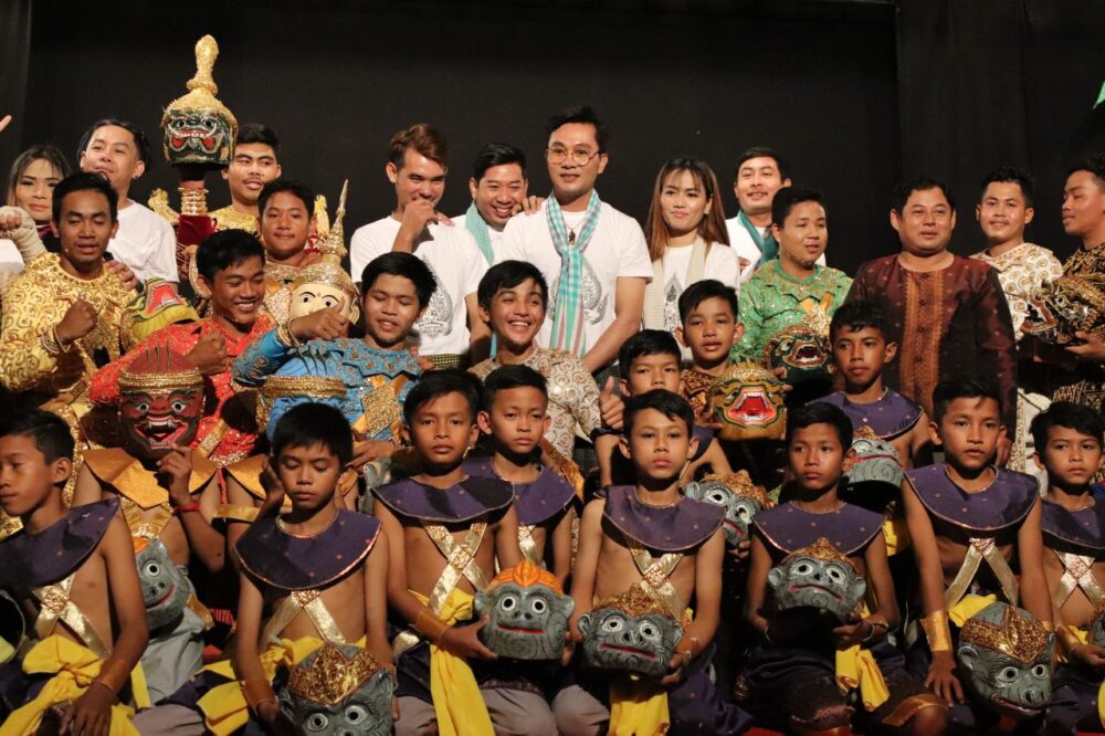 សរសើរទឹកចិត្តសិល្បករខ្មែរ អំពាវនាវ និងបំផុសឱ្យមានការជួយមូលនិធិល្ខោនខោលខ្មែរ
