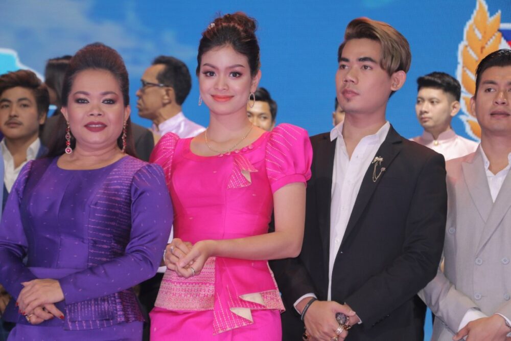 តារាសិល្បៈជាច្រើនរួមគ្នាថត​បទ​ចម្រៀង​អបអរ​​ខួប​លើក​ទី​៤១​ឆ្នាំ​​ ជ័យ​ជម្នះ​៧មករា​២០២០