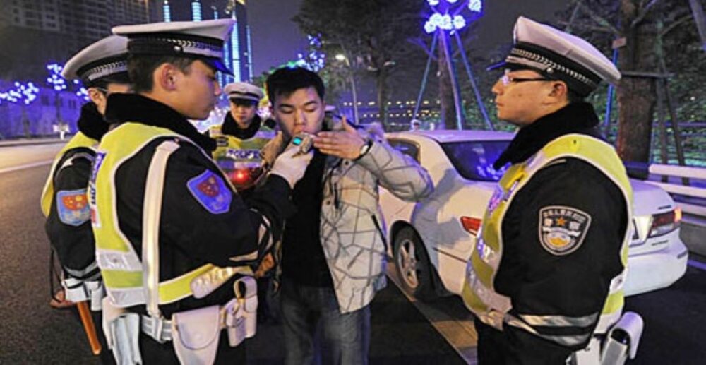 អ្នកប្រកបរបរជូនភ្ញៀវស្រវឹងទៅផ្ទះក្នុងទីក្រុងប៉េកាំង រកចំណូលបានសន្ធឹក បន្ទាប់ពីអាជ្ញាធរ…