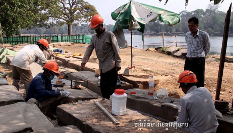 អ្នកជំនាញខ្មែរ កំពុងបង្ហាញស្នាដៃជួសជុលប្រាសាទអង្គរវត្ត