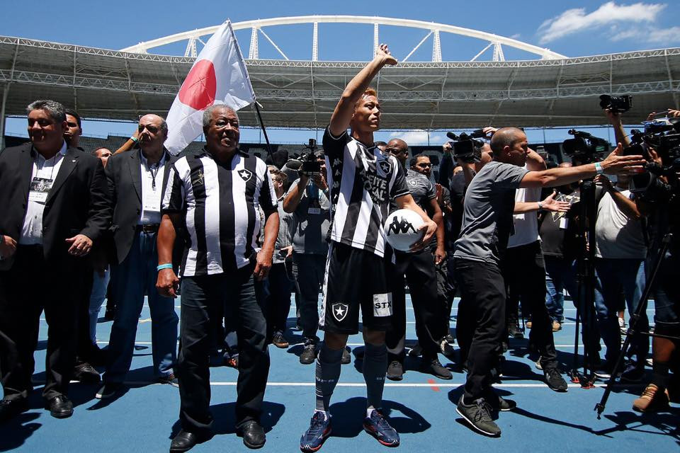 អ្នកចាត់ការក្រុមជម្រើសជាតិកម្ពុជា ទទួលបានការសាទរយ៉ាងកក់ក្តៅពីសំណាក់អ្នកគាំទ្រប្រេស៊ីល