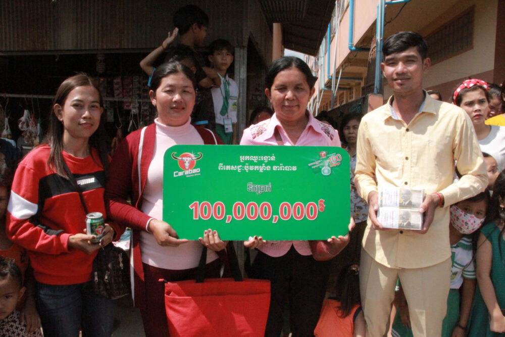 បុរសជាកម្មកររោងចក្រកាត់ដេរម្នាក់នៅជម្ពូវ័ន ឈ្នះរង្វាន់ ១០០លានរៀលពីភេសជ្ជៈប៉ូវកម្លាំង ខារ៉ាបាវ