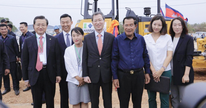 កម្ពុជា​បន្ត​ពង្រឹង ការគ្រប់គ្រង​ម៉ាក្រូសេដ្ឋកិច្ច និង​ថវិកា​ឆ្នាំ2020 ខណៈ​ការកសាង​ផ្លូវថ្នល់​ជំរុញ​ការភ្ជាប់​ប៉ូល​សេដ្ឋកិច្ច