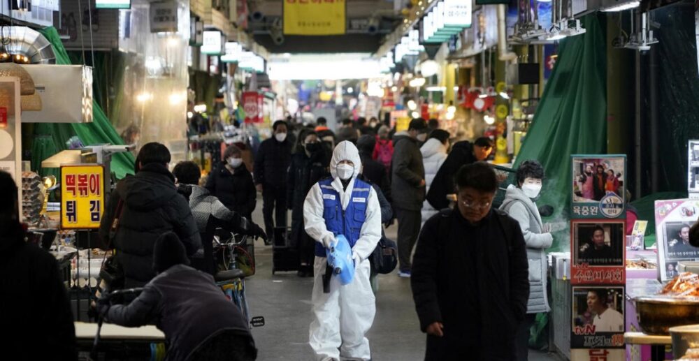 អ្នក​​ផ្ទុក​មេរោគ​កូរ៉ូណា​នៅ​អ៊ីតាលី​កើន​ដល់​​322នាក់ កូរ៉េខាង​ត្បូង​កើន​ដល់​1,146នាក់​​ ខណៈ​ទូទាំង​ពិភព​លោក​ មាន​អ្នក​ស្លាប់​…