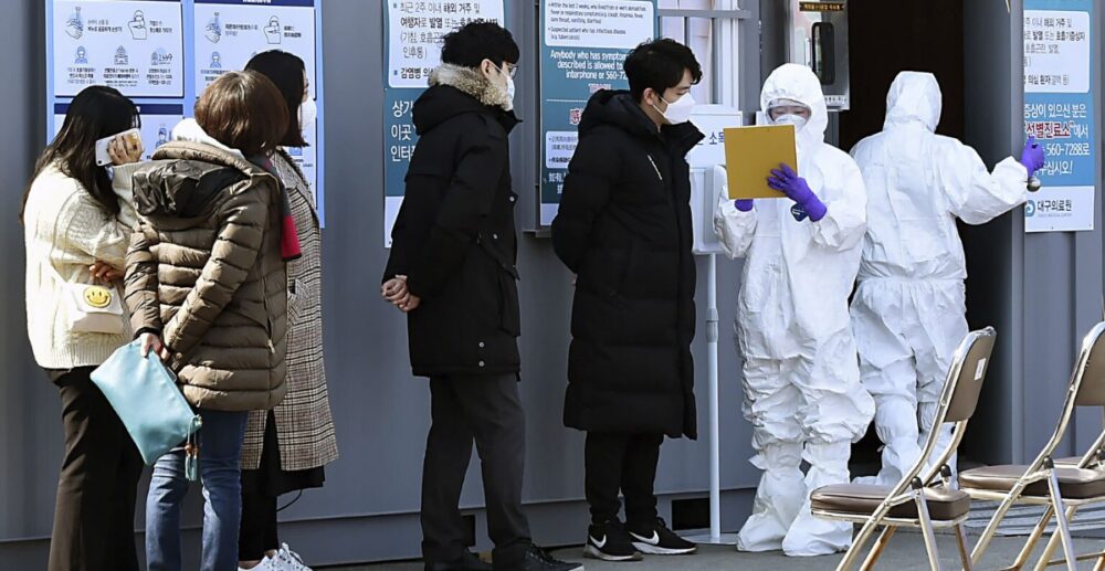 កូរ៉េខាង​ត្បូង៖ មន្ត្រី​សាធារណៈ5រូប​បាន​ឆ្លង​មេរោគ​កូរ៉ូណា Covid-19 នាំ​ឱ្យ​​ការិយា​ល័យ​មួយ​ចំនួន​ធំ ត្រូវ​បិទ​ទ្វារ​