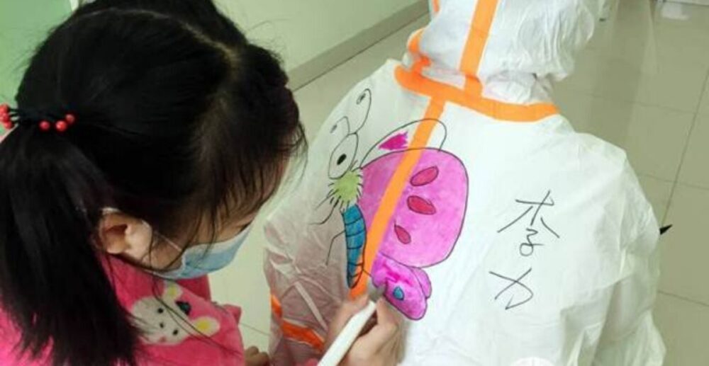 “រូបតុក្កតា” លើសម្លៀកបំពាក់ឈុតការពារវីរុសរបស់គ្រូពេទ្យចិន គឺភាពវាងវៃកាត់បន្ថយការភ័យខ្លាច និងភ្ជាប់សម្ព័ន្ធភាពអ្នកជំងឺក្មេងៗ