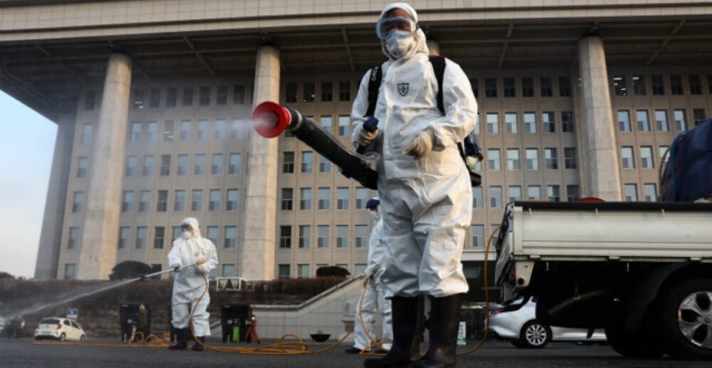 Covid-19៖ កូរ៉េខាង​ត្បូង​រក​ឃើញ​អ្នក​ផ្ទុក​មេរោគ​បន្ថែម​284នាក់​ក្នុងថ្ងៃ​​នេះ ធ្វើ​ឱ្យ​ចំនួន​អ្នក​ជំងឺ​សរុប​ឡើង​ដល់​…