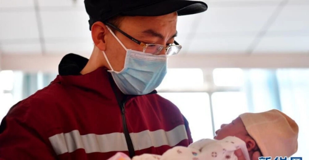 បេះដូងឪពុក…មន្ត្រីចិនម្នាក់លាកូនស្រីទើបនឹងកើត មុនធ្វើដំណើរទៅតតាំងសង្គ្រាមមេរោគនៅ “វូហាន”