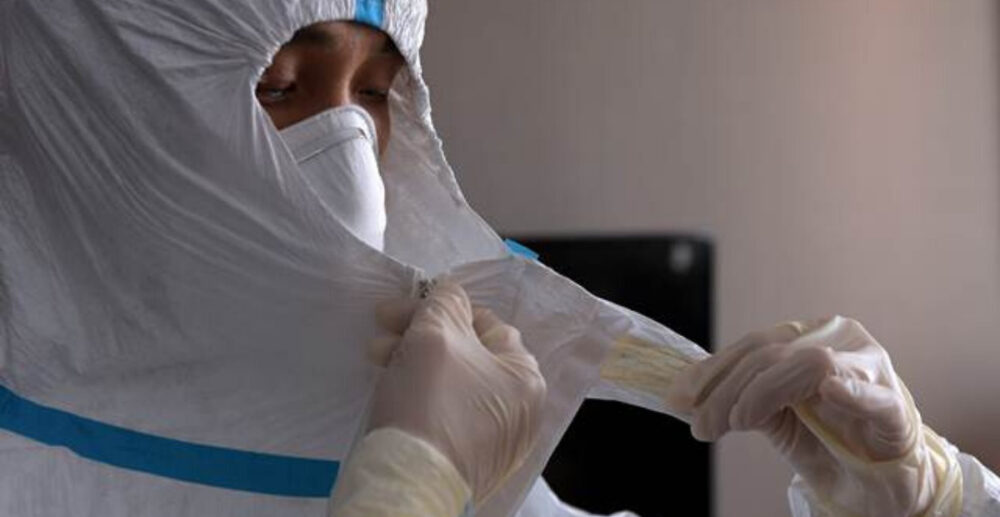 ដឹងទេ គ្រូពេទ្យអ្នកប្រយុទ្ធនឹងមេរោគកូរ៉ូណា ត្រូវស្លៀកពាក់ខោអាវប៉ុន្មានជាន់?