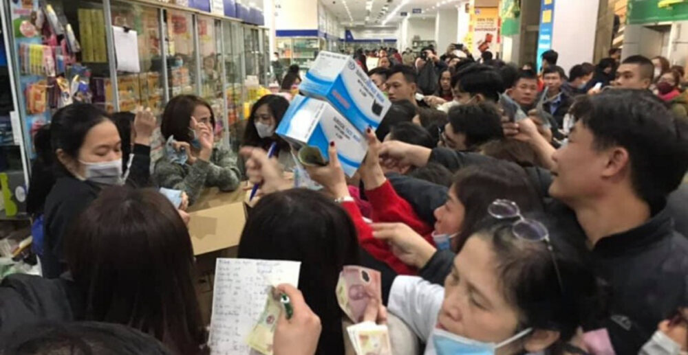 វៀតណាម៖ មនុស្សរាប់រយនាក់ប្រជ្រៀតគ្នា ដណ្ដើមទិញម៉ាស់ តាំងពីព្រឹកដល់រសៀល (មានវីដេអូ)