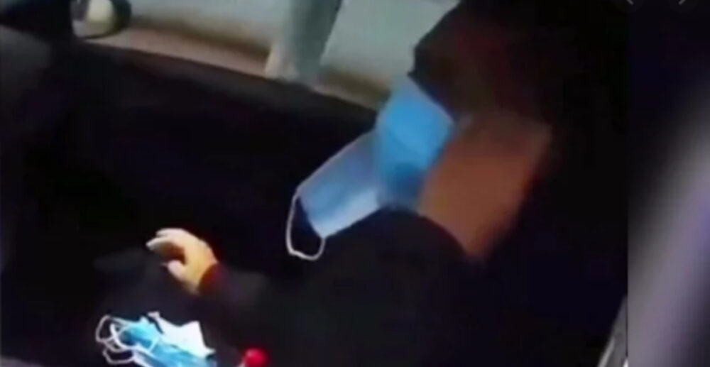 អ្នកបើកបររថយន្ត ពាក់ម៉ាស់ម្ដង12ជាន់ ត្រូវគេរិះគន់ពេញបណ្ដាញសង្គម (មានវីដេអូ)