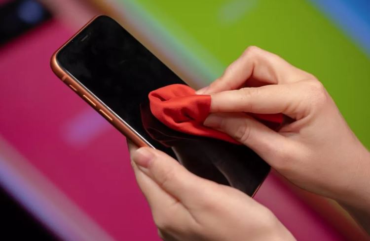 អ្នកជំនាញ៖ ការជូតសម្អាតទូរស័ព្ទ ក៏ជាវិធីការពារខ្លួនពីវីរុសកូរ៉ូណាមួយដែរ