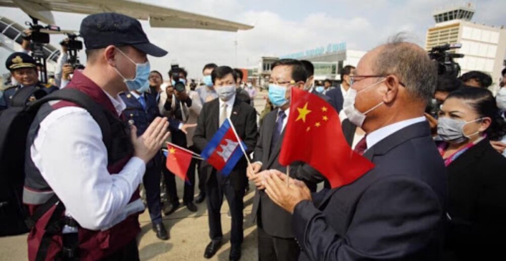 COVID-19! ក្រុម​អ្នក​ជំនាញ​ចិន បាន​មក​ដល់​កម្ពុជា​ ខណៈ​​តួលេខ​អ្នក​ឆ្លង​មេរោគ​នៅ​ស្រុក​ខ្មែរ​ កើន​ឡើង​ជា​បន្ត​បន្ទាប់​ រីឯប្រទេស​ចិន​វិញ​ កាន់​តែ​…