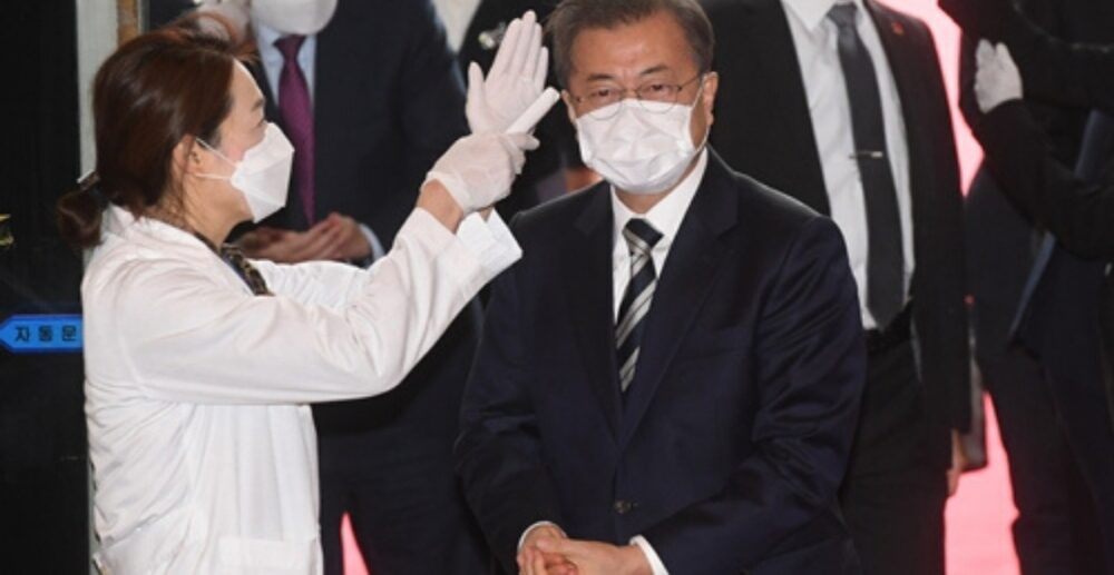 Covid-19៖ កូរ៉េខាងត្បូងរកឃើញអ្នកជំងឺកូរ៉ូណាបន្ថែម476នាក់ ធ្វើឱ្យចំនួនអ្នកជំងឺកើនដល់ជាង4,212នាក់ ខណៈទូទាំងពិភពលោក មានអ្នកស្លាប់ដល់ទៅ…