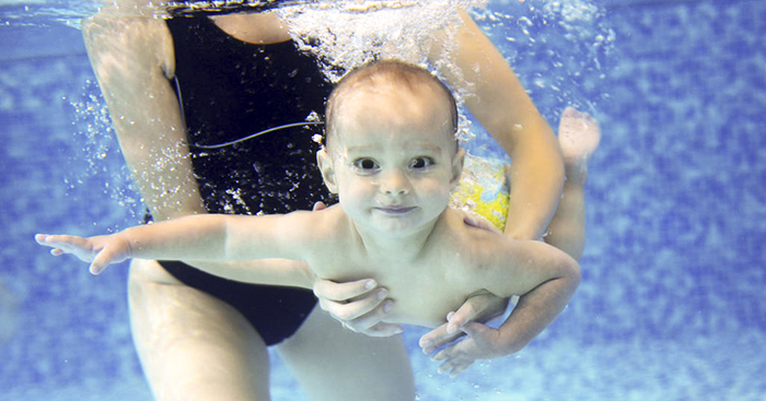 ក្មេងលេងជាមួយទឹក បានទាំងក្តីសប្បាយ បានទាំងភាពឆ្លាត