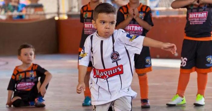 អូនតូចអាយុ 8ឆ្នាំម្នាក់ ត្រែះបាល់ដូចកីឡាករអាជីព