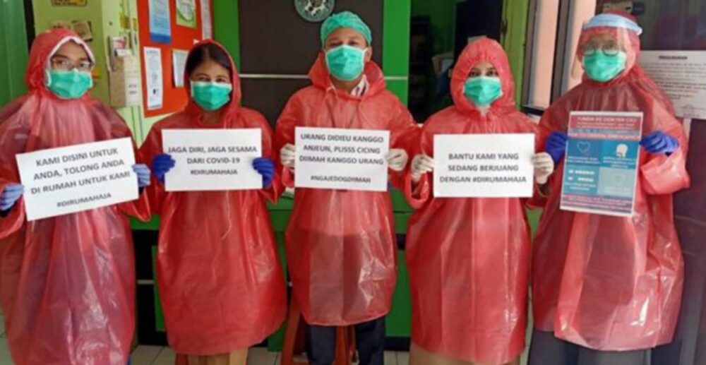 COVID-19! វេជ្ជបណ្ឌិតឥណ្ឌូនេស៊ី ពាក់អាវភ្លៀងជំនួសឈុតការពារវីរុស