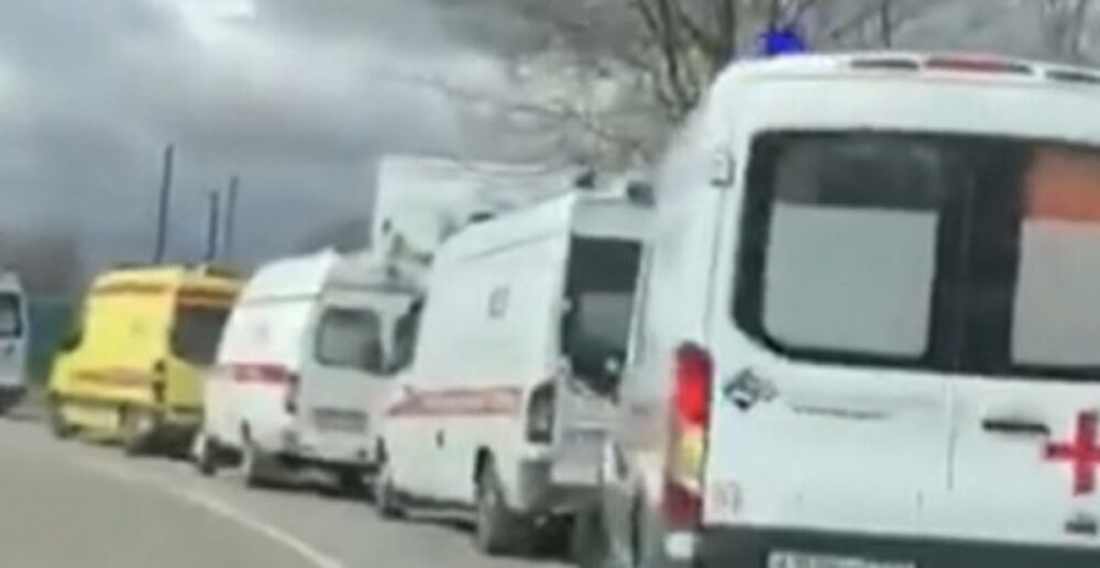 ទិដ្ឋភាពគួរឱ្យភ្ញាក់ផ្អើល!! រថយន្តសង្គ្រោះចតបន្តកន្ទុយគ្នារាប់គីឡូម៉ែត្រ ព្រោះមេរោគកូវីដ-19 ធ្វើឱ្យមន្ទីរពេទ្យនៅរុស្ស៊ី ទទួលអ្នកជំងឺលែងទាន់… (មានឃ្លីប)