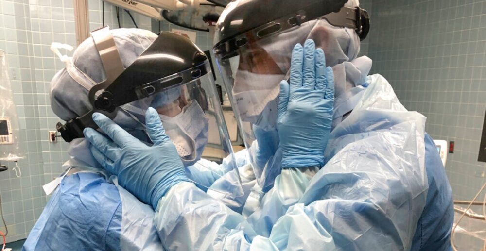 រូបភាពដក់ជាប់ក្នុងចិត្ត ស្វាមី-ភរិយាសម្លឹងភ្នែកគ្នា៖ “យើង​នឹង​ឆ្លង​ផុត​វិបត្តិ​កូវីដ​ទៅជាមួយគ្នា…”