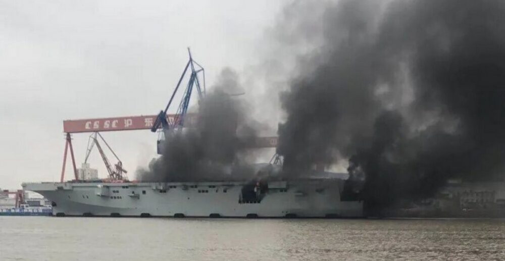 ឆេះ​នាវា​ចម្បាំង​ផ្ទុក​ឧទ្ធម្ភាគចក្រ​ដំបូង​របស់​ចិន