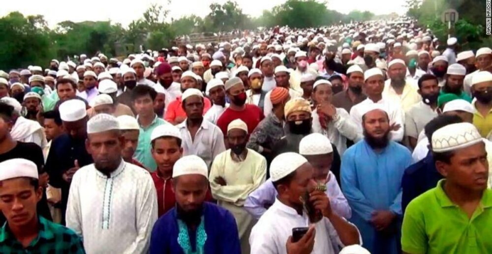 មនុស្ស​​ជាង​100,000​នាក់​ចូល​រួម​ពិធី​​បុណ្យ​​សព​ ដោយ​មិន​ខ្ចី​ខ្វល់​ដល់​បម្រាម​គោចរ​ដើម្បី​ទប់​ស្កាត់​ COVID-19 នៅ​បង់ក្លាដែស