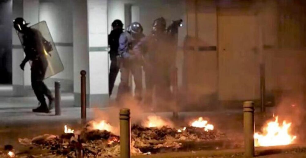 ពលរដ្ឋ​បារាំង​នាំគ្នា​វាយ​បំផ្លាញ​សម្បត្តិ​សាធារណៈ ដោយ​មិន​ខ្វល់​អំពី​បម្រាម​គោចរ