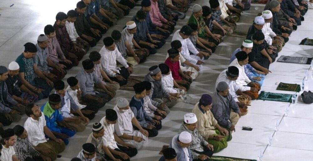 ឥស្លាម​សាសនិក​រាប់​រយ​នាក់​នៅ​ឥណ្ឌូនេស៊ី​ ប្រជ្រៀត​គ្នា​អង្គុយ​បួង​សួង​កណ្ដាល​COVID-19 ដោយ​មិន​បាន​ពាក់​ម៉ាស់