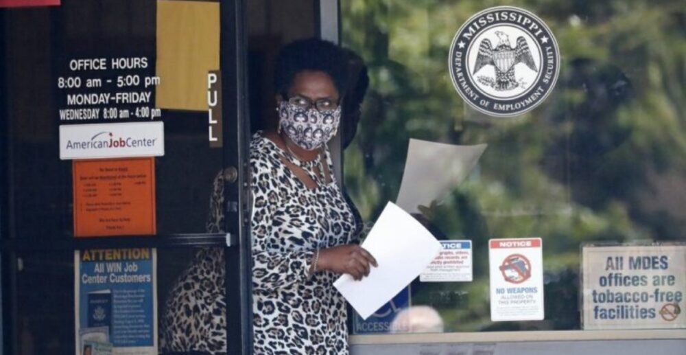 ពិសមេរោគកូវីដ-19 ធ្វើឱ្យជនជាតិអាមេរិក 1នាក់ ក្នុងចំណោម 6នាក់ បាត់បង់ការងារធ្វើ