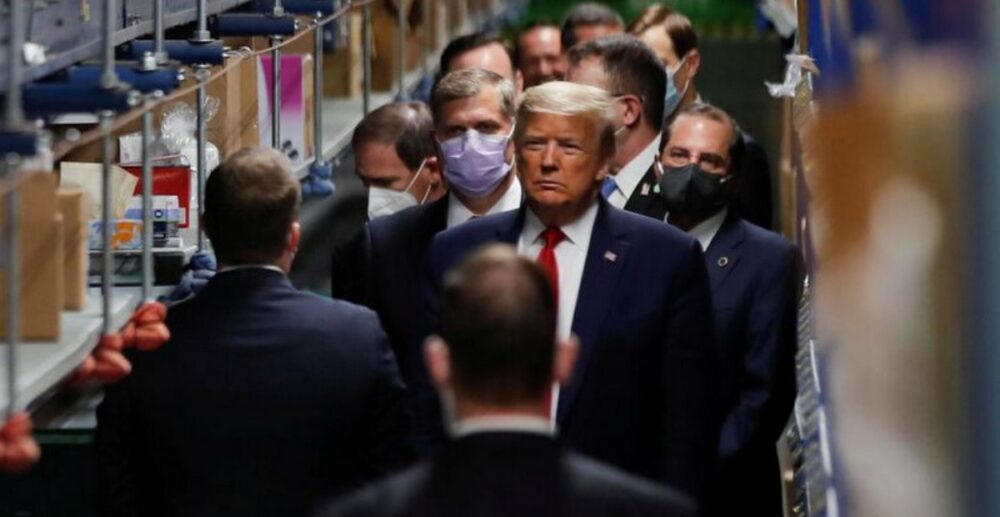 Trump មិន​ពាក់​ម៉ាស់​ទៀត​ហើយ​ ពេល​កំពុង​ធ្វើ​ទស្សនកិច្ច​មន្ទីរ​ផ្គត់​ផ្គង់​សម្ភារ​វេជ្ជសាស្ត្រ ខណៈ​អ្នក​ស្លាប់​ក្នុង​ប្រទេស​នេះ​កើន​​ដល់​ជាង​ 86,900​នាក់​